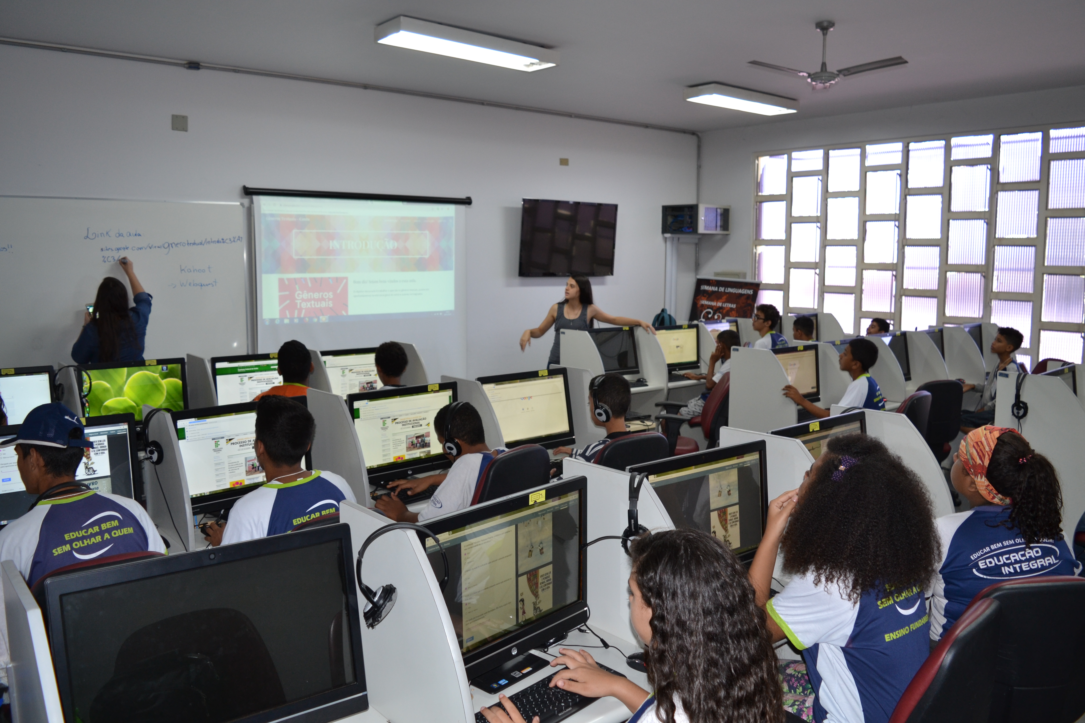 Programa de iniciação à docência (Pibid) proporcionou que alunos do Colégio Estadual Dom Abel S.U. viessem ao Câmpus Goiânia para participar de uma aula com uso de ferramentas digitais.